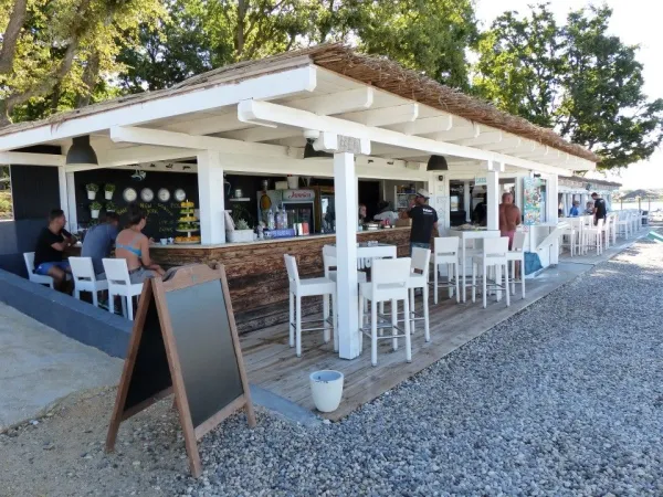 Bar na plaży na kempingu Roan Bijela Uvala.