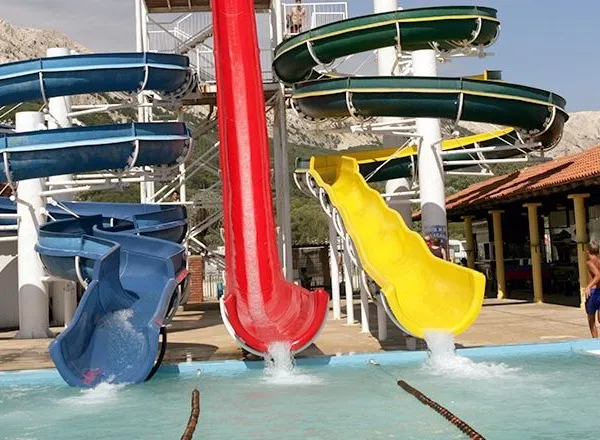 Zjeżdżalnie wodne za opłatą obok kempingu Roan Baška Camping Resort.