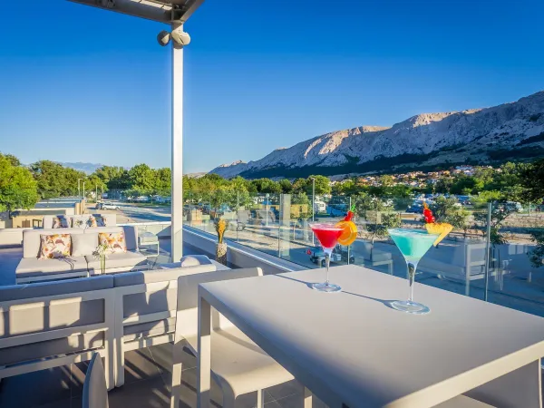 Bar koktajlowy na kempingu Roan Baška Camping Resort.