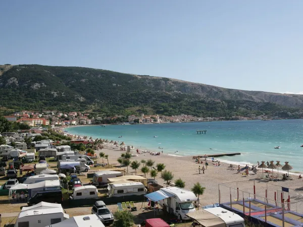 Kamienista plaża na kempingu Roan Baška Camping Resort.