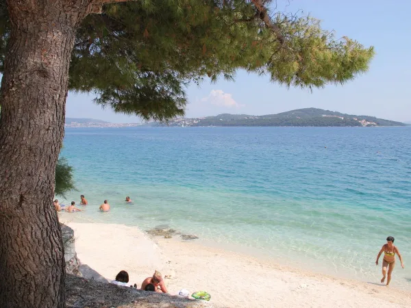 Plaża i morze na kempingu Roan Amadria Park Trogir.