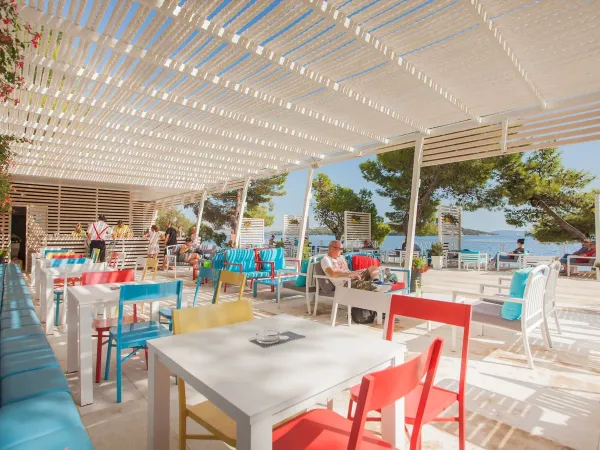 Taras wypoczynkowy i bar na kempingu Roan Amadria Park Trogir.