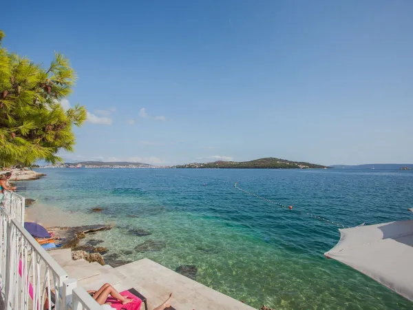 Połóż się płasko nad morzem na kempingu Roan Amadria Park Trogir.