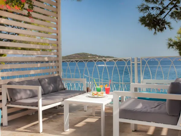 Przytulny salon z widokiem na morze na kempingu Roan Amadria Park Trogir.