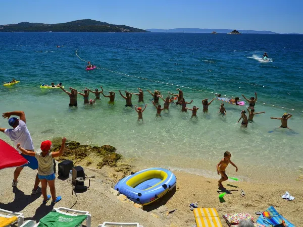 Aquagym w czystym morzu z zespołem animatorów na kempingu Roan Amadria Park Trogir.