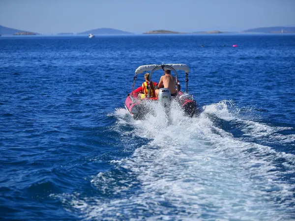 Wynajem łodzi na kempingu Roan Amadria Park Trogir.