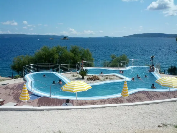 Basen z widokiem na morze na kempingu Roan Amadria Park Trogir.