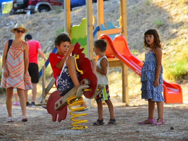 Dzieci bawiące się na placu zabaw na kempingu Roan Amadria Park Trogir.