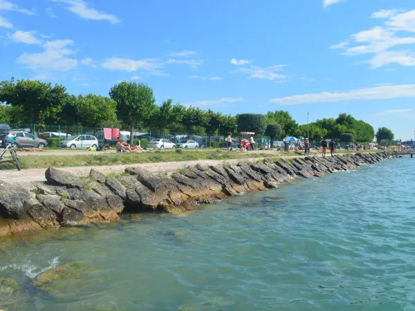 Nadbrzeżny szlak turystyczny nad jeziorem Garda.