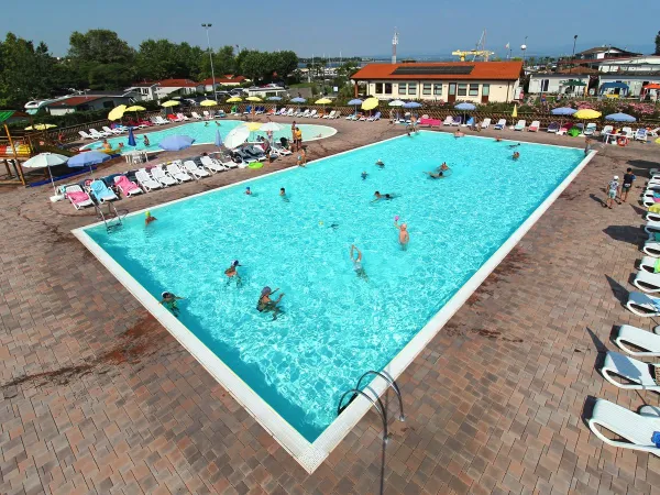 Przegląd basenów na kempingu Roan Del Garda.