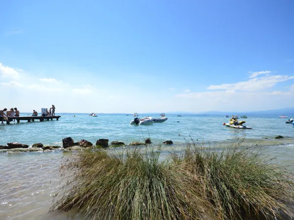 Widok z poziomu oczu na plażę na kempingu Roan Delle Rose.