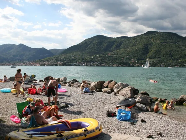 Żwirowa plaża w pobliżu kempingu Roan Eden.