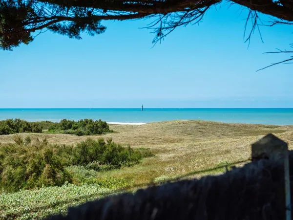 Widok na morze w pobliżu kempingu Roan La Dune Des Sables.