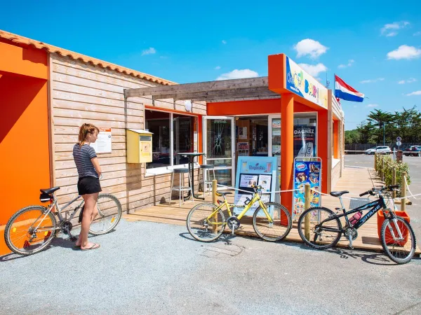 Jazda na rowerze w pobliżu kempingu Roan La Dune Des Sables.