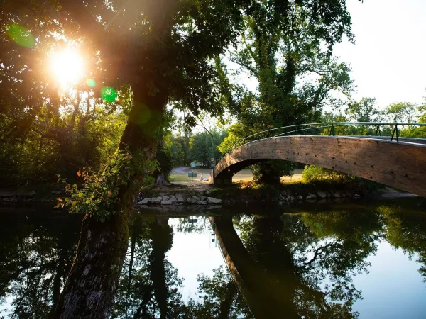 Przejście przez most na kempingu Roan de Bonnal.