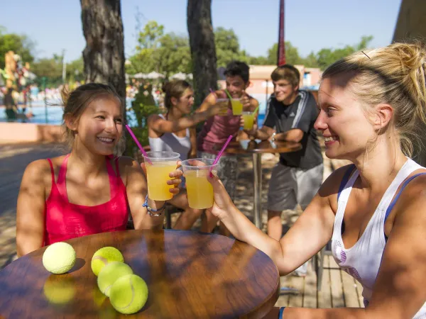 Goście mogą wypić drinka na tarasie w obiekcie Roan Camping Du Verdon.