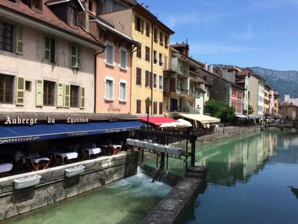 Miasto Annecy w pobliżu kempingu Roan L'Ideal.