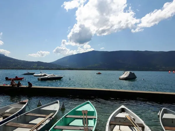 Jezioro Annecy na kempingu Roan L'Ideal.