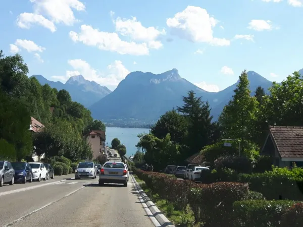 Jezioro Annecy w pobliżu kempingu Roan L'Ideal.