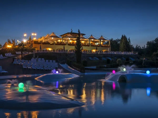 Basen lagunowy z widokiem na restaurację na kempingu Roan hu Norcenni Girasole village.