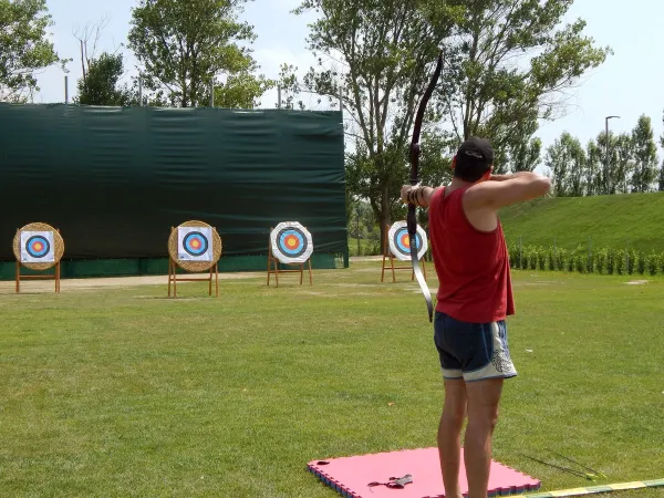 Strzelanie z łuku na kempingu Roan Pra'delle Torri.