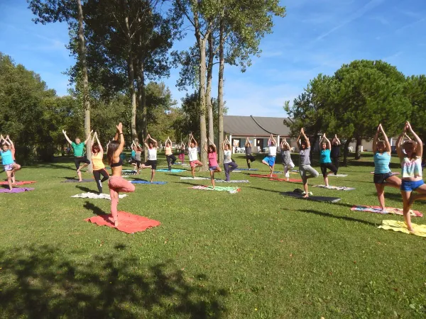 Joga na trawie na kempingu Roan Pra'delle Torri.