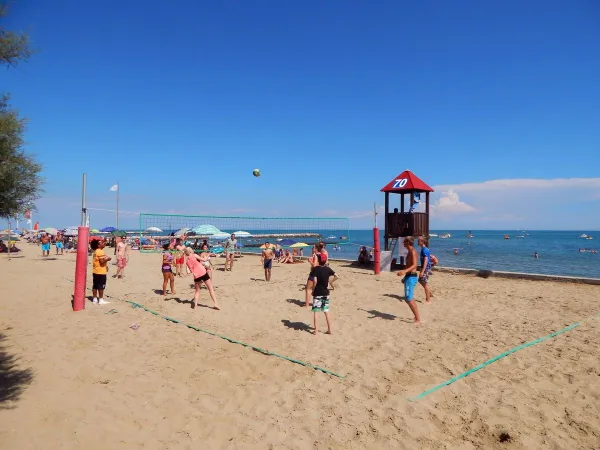 Siatkówka plażowa na kempingu Roan Pra'delle Torri.