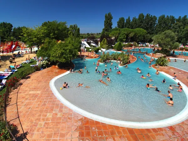 Płytki basen na kempingu Roan Serignan Plage.