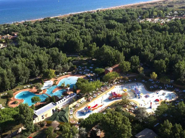 Kompleks basenów na kempingu Roan Serignan Plage.