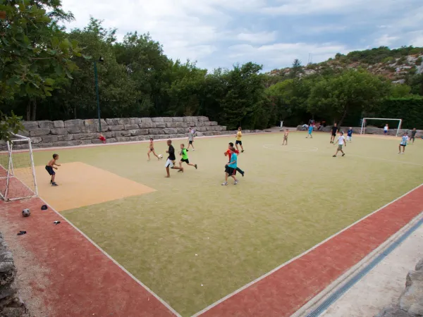 Zagraj w piłkę nożną na boisku sportowym na kempingu Roan Le Ranc Davaine.