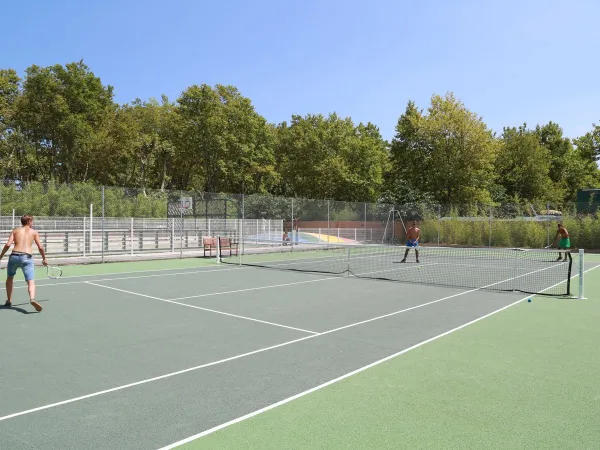 Kort tenisowy na kempingu Roan La Chapelle.