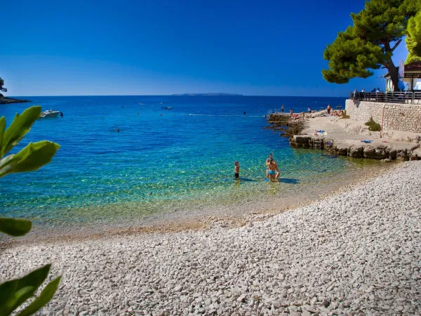 Mała plaża w pobliżu kempingu Roan Cikat.