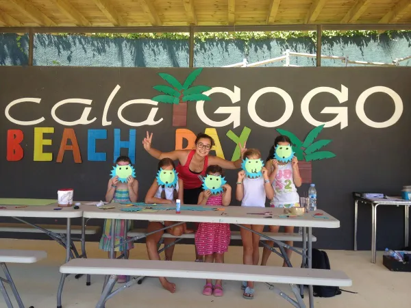 Zajęcia rzemieślnicze dla dzieci na kempingu Roan Cala Gogo.