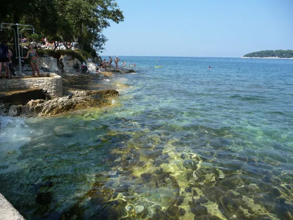 Czysta woda morska na kempingu Roan Zelena Laguna.