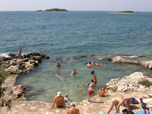 Wybrzeże na kempingu Roan Zelena Laguna.