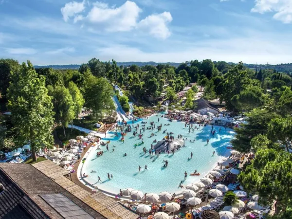 Kompleks basenowy na campingu hu Altomincio village.