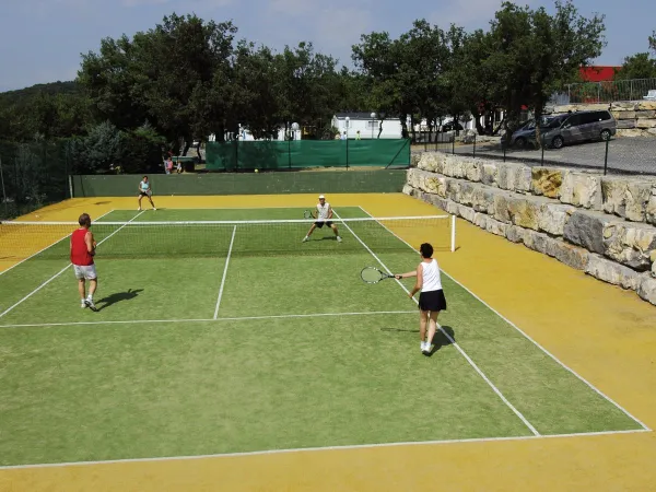 Tenis na kempingu Roan w Aluna Vacances.