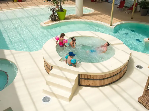 Kąpiel w jacuzzi na kempingu Roan Aluna Vacances.