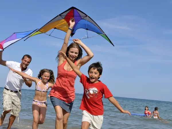 Puszczanie latawców na kempingu Roan Beach Garden.