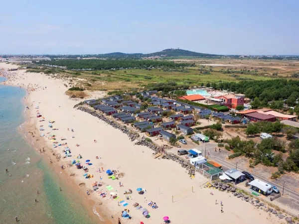 Przegląd plaży na kempingu Roan Beach Garden.