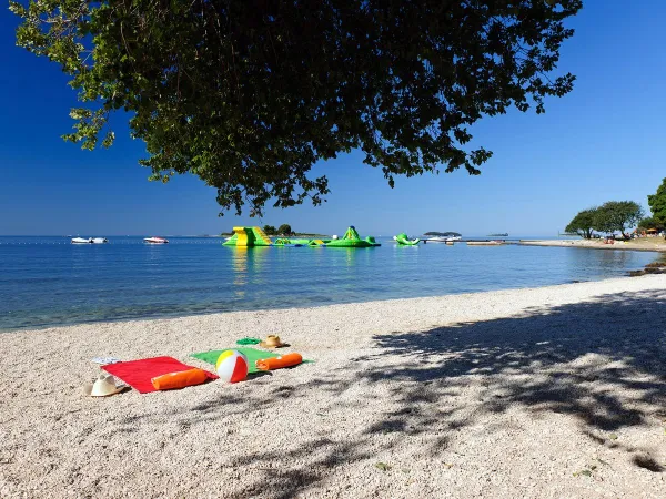 Plaża na kempingu Roan w Polari.