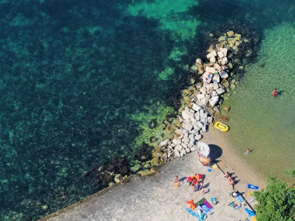 Czysta woda morska i platforma do opalania na kempingu Roan w Valkanela.