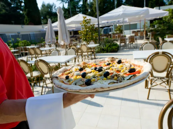 Świeża pizza na kempingu Roan w Valkanela.