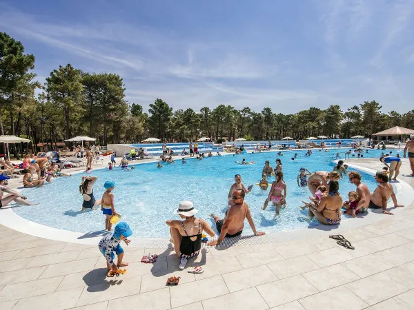 Przytulny kompleks basenów na kempingu Roan w Zaton Holiday Resort.