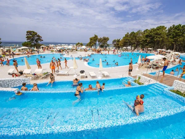 Odkryte baseny przy plaży na kempingu Roan Zaton Holiday Resort.