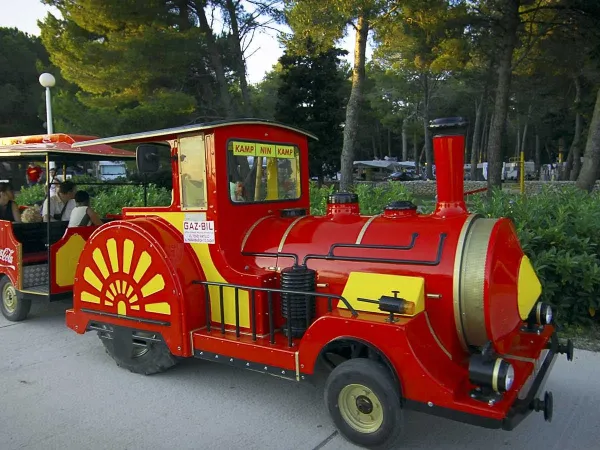 Pociąg turystyczny na kempingu Roan w Zaton Holiday Resort.