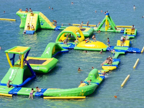 Wodny plac zabaw w morzu na kempingu Roan w Zaton Holiday Resort.