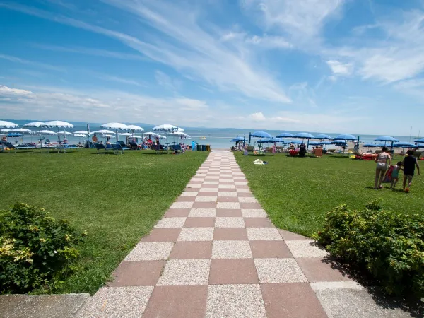 Trasa spacerowa do plaży z kempingu Roan Turistico.