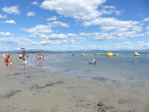 Widok na plażę na kempingu Roan Turistico.