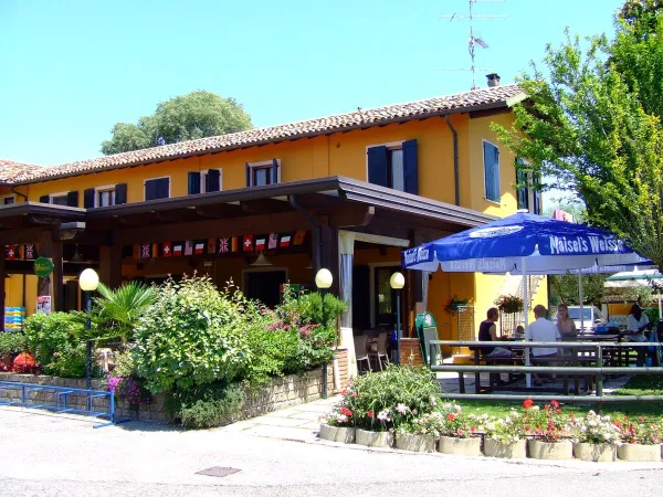 Restauracja z tarasem na Roan kempingu La Rocca Manerba.